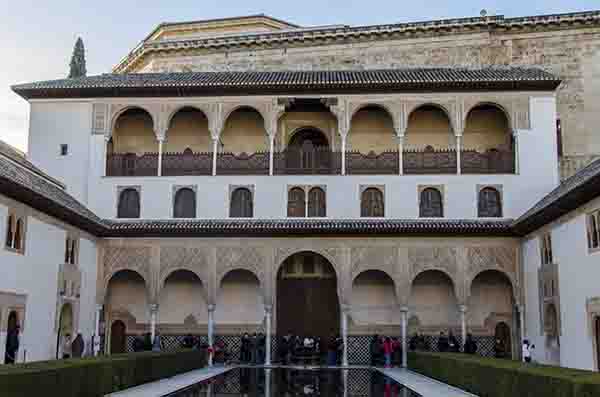Granada 034 - La Alhambra - palacios Nazaries - Patio de Arrayanes.jpg